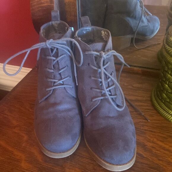 Carlos Santana gray suede boots by Macy’s 7 1/2, very comfortable - Picture 2 of 8